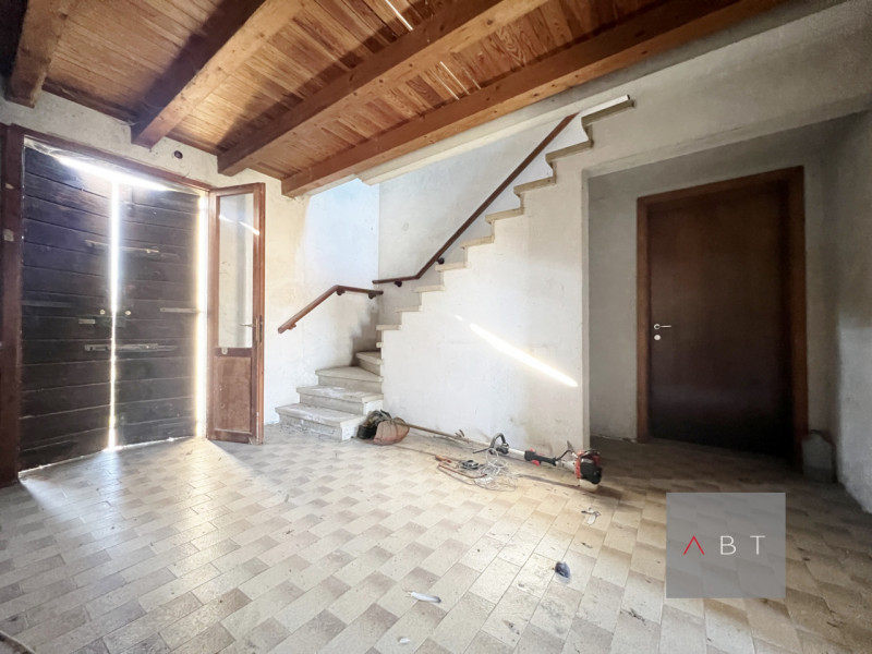 Situato nella frazione di Fratte, porzione di rustico con progetto di ristrutturazione e scoperto...