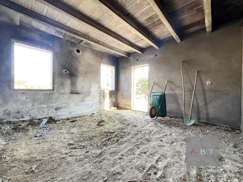 Situato nella frazione di Fratte, porzione di rustico con progetto di ristrutturazione e scoperto...