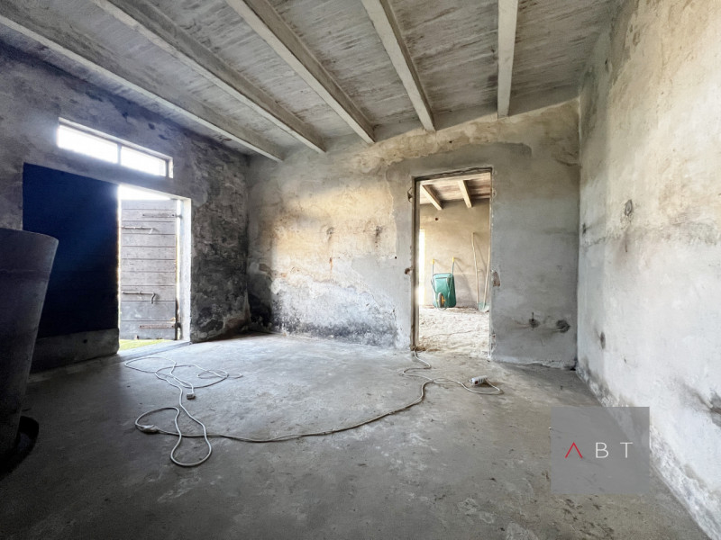 Situato nella frazione di Fratte, porzione di rustico con progetto di ristrutturazione e scoperto...