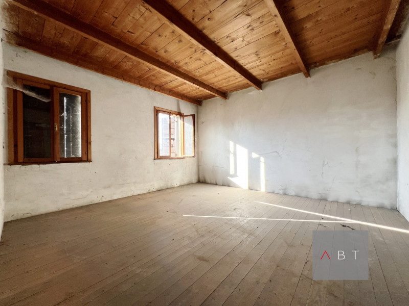 Situato nella frazione di Fratte, porzione di rustico con progetto di ristrutturazione e scoperto...