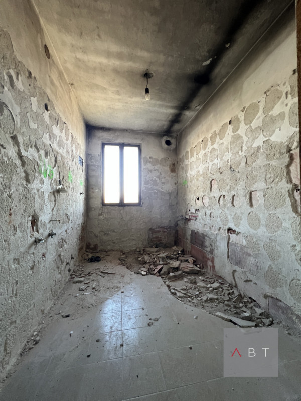 Situato nella frazione di Fratte, porzione di rustico con progetto di ristrutturazione e scoperto...