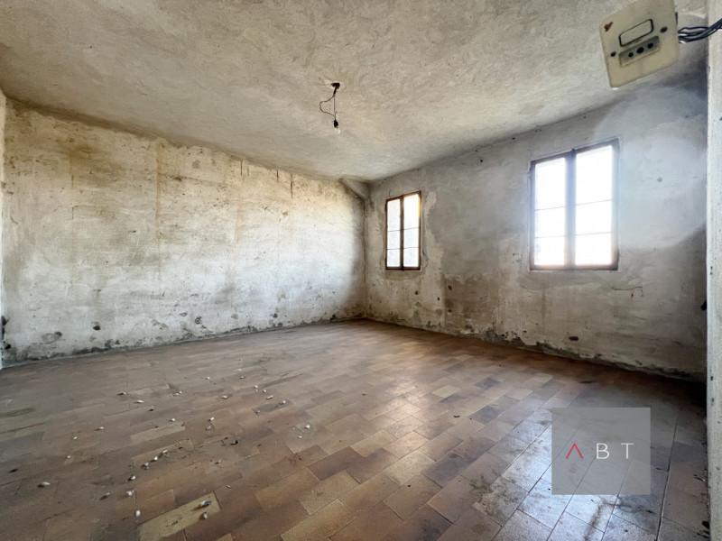 Situato nella frazione di Fratte, porzione di rustico con progetto di ristrutturazione e scoperto...