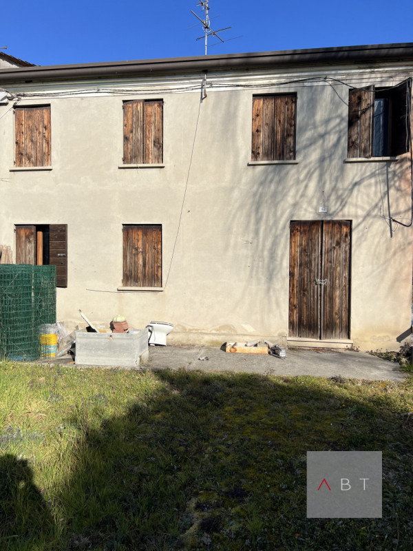 Situata nella frazione di Fratte, porzione di bifamiliare con progetto di ristrutturazione e scop...