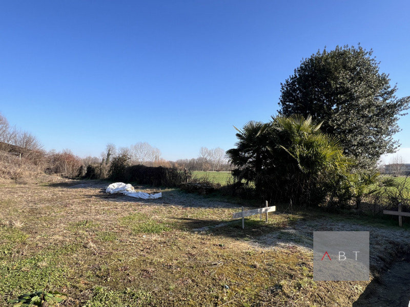 Situato nella frazione di Fratte, porzione di rustico con progetto di ristrutturazione e scoperto...