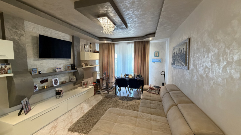 Luminoso appartamento quadrilocale di 111 m², situato al secondo piano di una tranquilla palazzin...