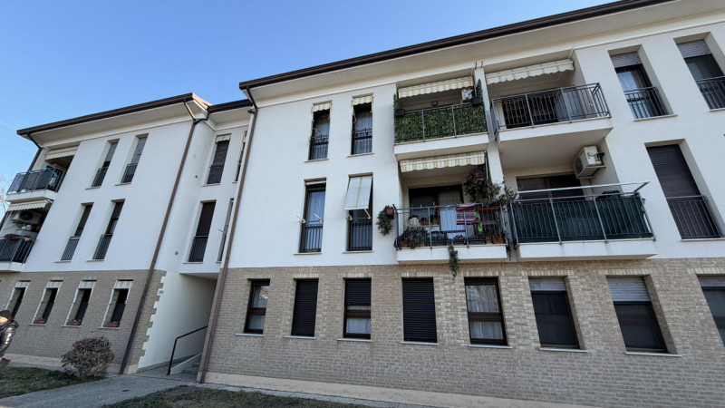 Luminoso appartamento quadrilocale di 111 m², situato al secondo piano di una tranquilla palazzin...