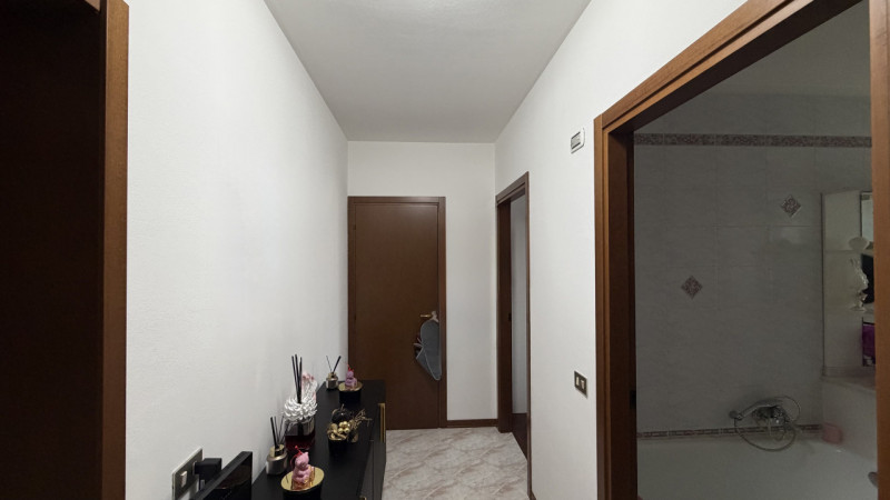 Luminoso appartamento quadrilocale di 111 m², situato al secondo piano di una tranquilla palazzin...