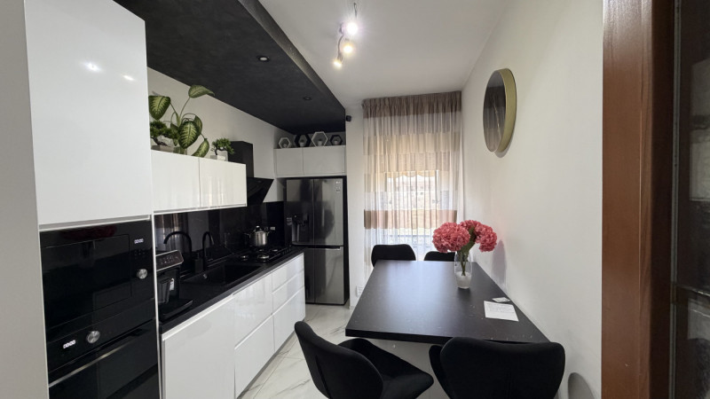 Luminoso appartamento quadrilocale di 111 m², situato al secondo piano di una tranquilla palazzin...