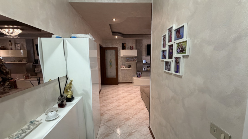 Luminoso appartamento quadrilocale di 111 m², situato al secondo piano di una tranquilla palazzin...