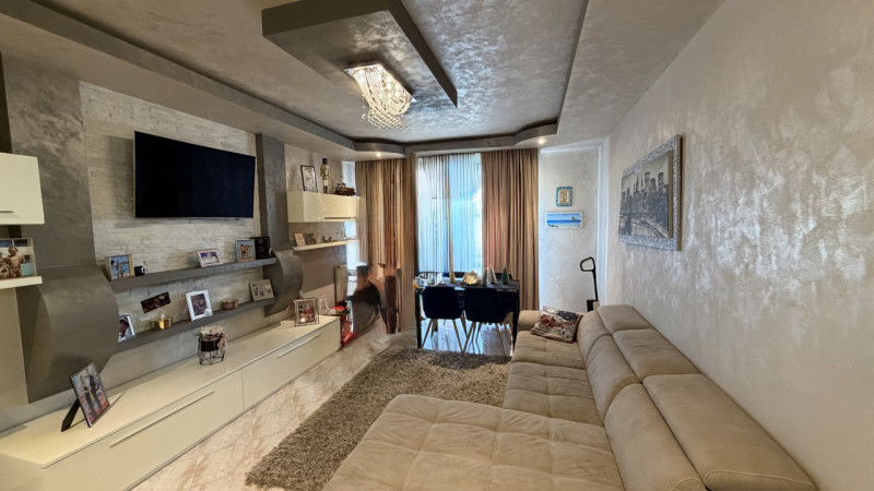 Luminoso appartamento quadrilocale di 111 m², situato al secondo piano di una tranquilla palazzin...