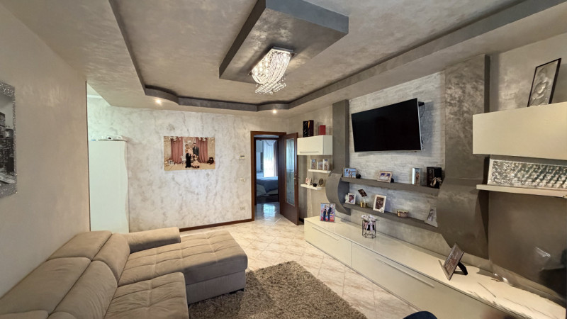 Luminoso appartamento quadrilocale di 111 m², situato al secondo piano di una tranquilla palazzin...