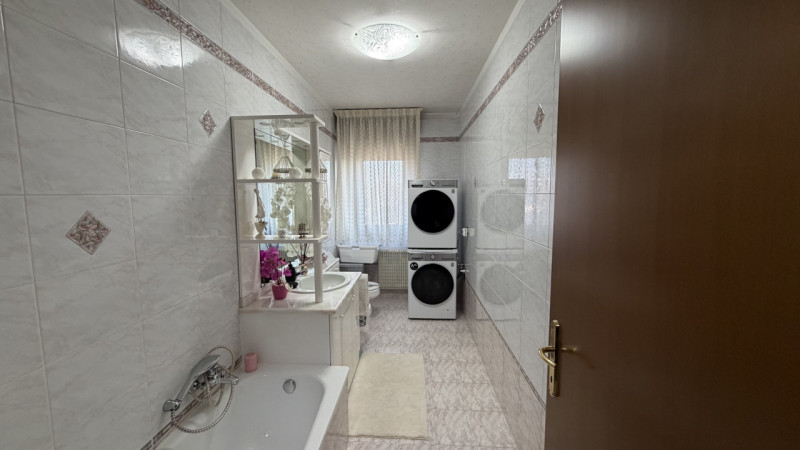 Luminoso appartamento quadrilocale di 111 m², situato al secondo piano di una tranquilla palazzin...