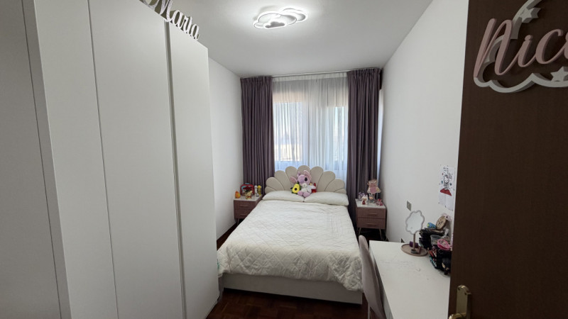 Luminoso appartamento quadrilocale di 111 m², situato al secondo piano di una tranquilla palazzin...