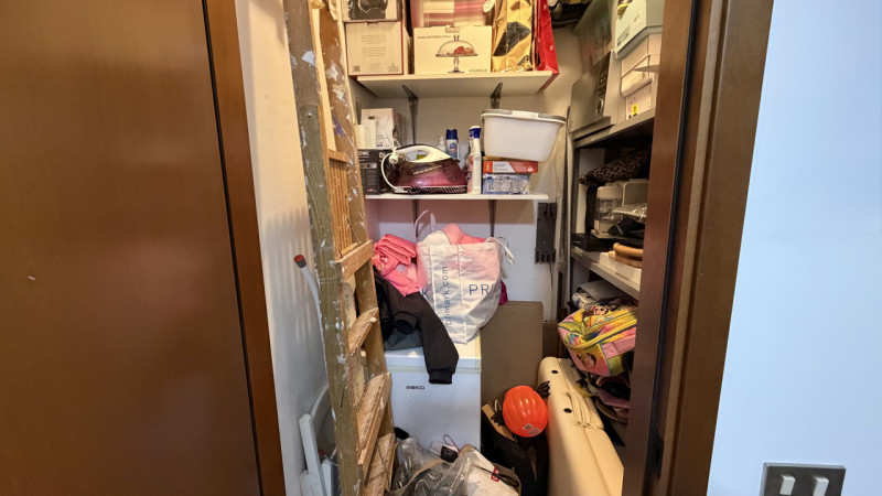 Luminoso appartamento quadrilocale di 111 m², situato al secondo piano di una tranquilla palazzin...