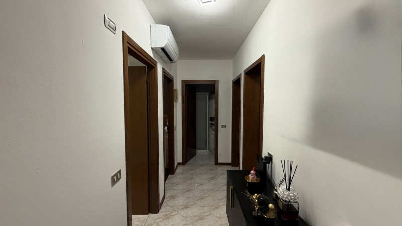 Luminoso appartamento quadrilocale di 111 m², situato al secondo piano di una tranquilla palazzin...