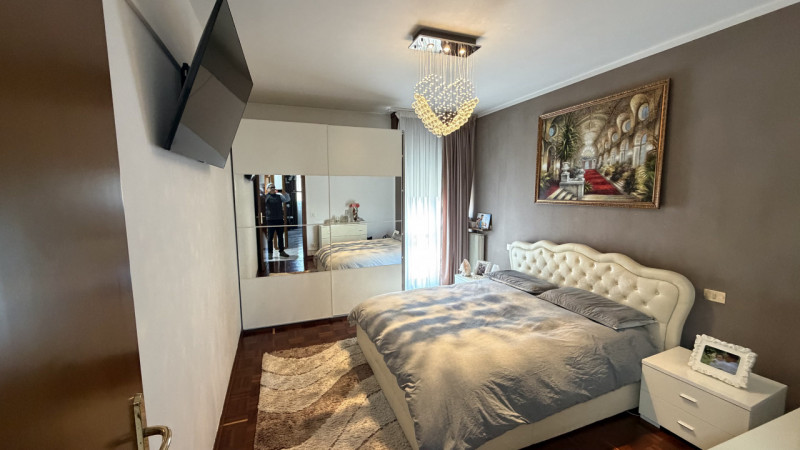 Luminoso appartamento quadrilocale di 111 m², situato al secondo piano di una tranquilla palazzin...