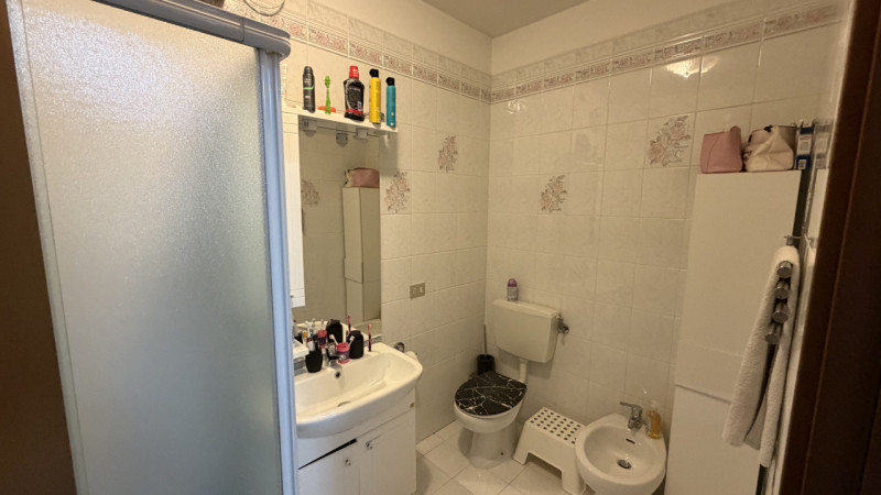 Luminoso appartamento quadrilocale di 111 m², situato al secondo piano di una tranquilla palazzin...