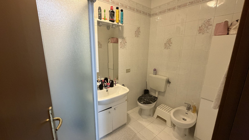 Luminoso appartamento quadrilocale di 111 m², situato al secondo piano di una tranquilla palazzin...