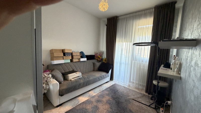 Luminoso appartamento quadrilocale di 111 m², situato al secondo piano di una tranquilla palazzin...