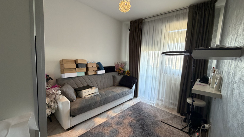 Luminoso appartamento quadrilocale di 111 m², situato al secondo piano di una tranquilla palazzin...