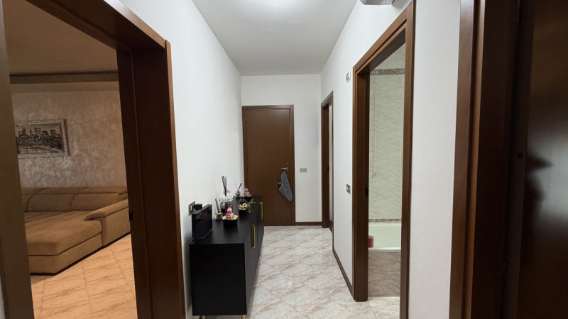 Luminoso appartamento quadrilocale di 111 m², situato al secondo piano di una tranquilla palazzin...