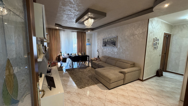 Luminoso appartamento quadrilocale di 111 m², situato al secondo piano di una tranquilla palazzin...