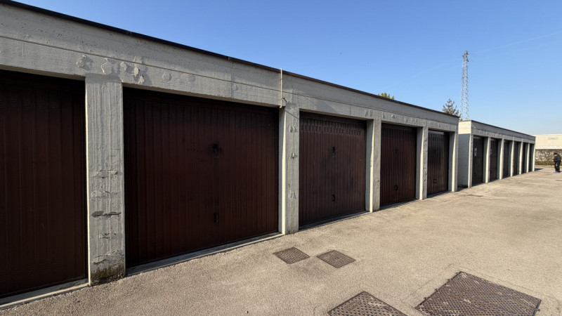 Luminoso appartamento quadrilocale di 111 m², situato al secondo piano di una tranquilla palazzin...