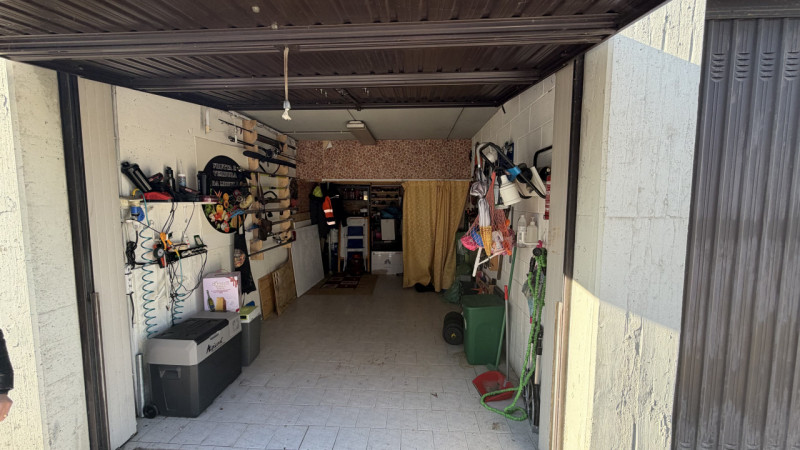 Luminoso appartamento quadrilocale di 111 m², situato al secondo piano di una tranquilla palazzin...