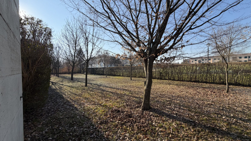 Luminoso appartamento quadrilocale di 111 m², situato al secondo piano di una tranquilla palazzin...
