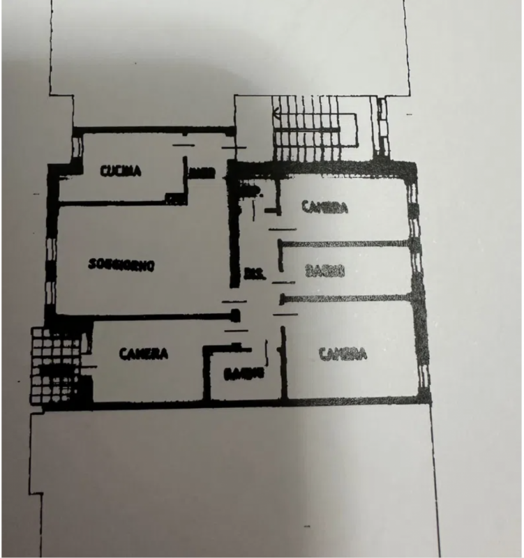 Luminoso appartamento quadrilocale di 111 m², situato al secondo piano di una tranquilla palazzin...