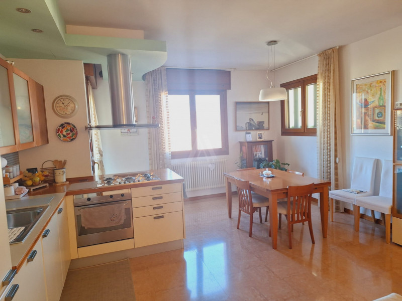 L'Agenzia Immobiliare IRIS propone in vendita luminoso attico in zona residenziale a pochi minuti...