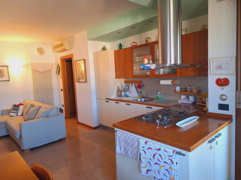 L'Agenzia Immobiliare IRIS propone in vendita luminoso attico in zona residenziale a pochi minuti...