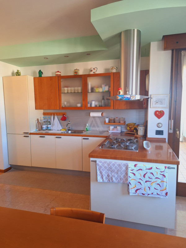 L'Agenzia Immobiliare IRIS propone in vendita luminoso attico in zona residenziale a pochi minuti...