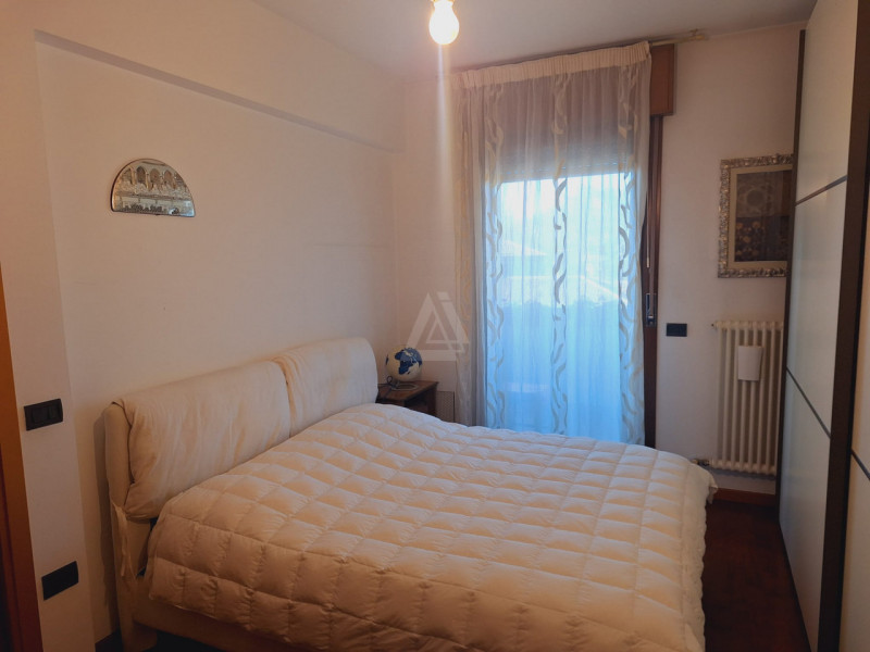 L'Agenzia Immobiliare IRIS propone in vendita luminoso attico in zona residenziale a pochi minuti...