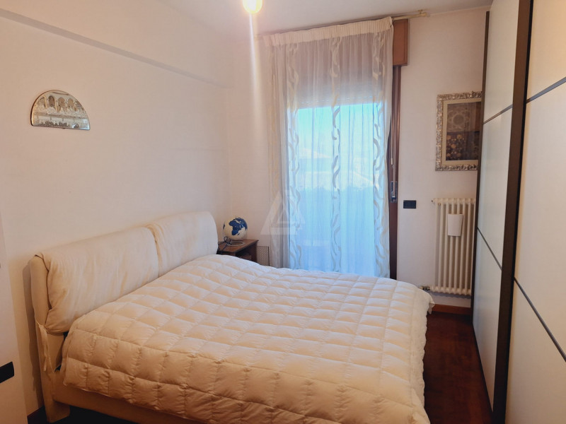 L'Agenzia Immobiliare IRIS propone in vendita luminoso attico in zona residenziale a pochi minuti...