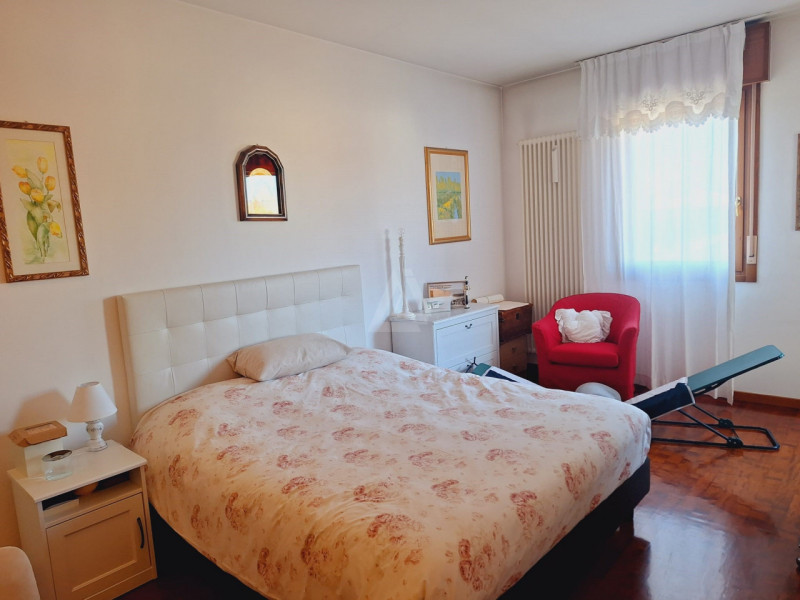 L'Agenzia Immobiliare IRIS propone in vendita luminoso attico in zona residenziale a pochi minuti...