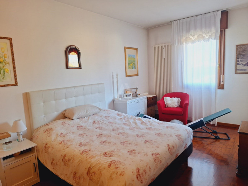 L'Agenzia Immobiliare IRIS propone in vendita luminoso attico in zona residenziale a pochi minuti...