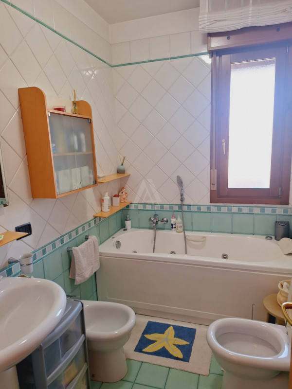 L'Agenzia Immobiliare IRIS propone in vendita luminoso attico in zona residenziale a pochi minuti...