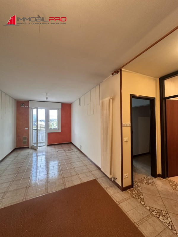 Grazioso mini appartamento di ben 48 mq calpestabili, situato al secondo piano e su scala di 10 u...