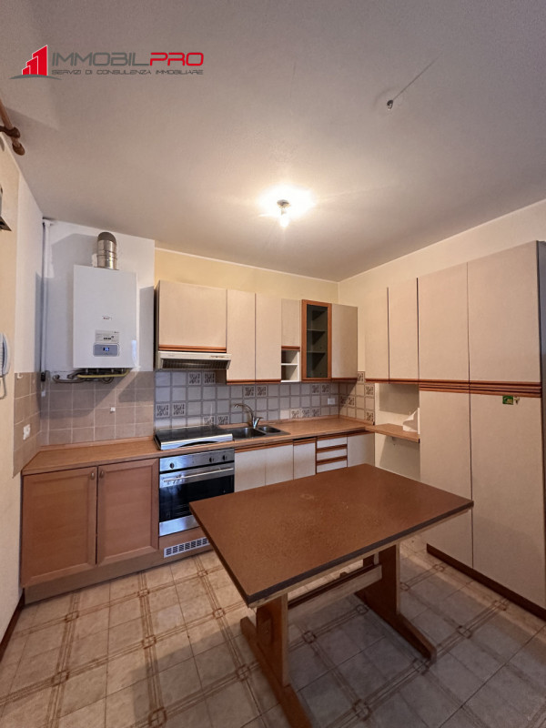 Grazioso mini appartamento di ben 48 mq calpestabili, situato al secondo piano e su scala di 10 u...