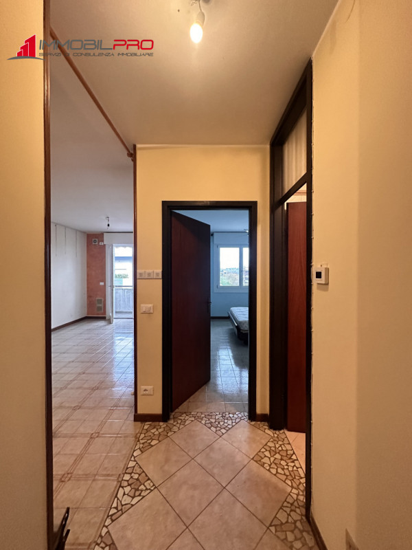 Grazioso mini appartamento di ben 48 mq calpestabili, situato al secondo piano e su scala di 10 u...