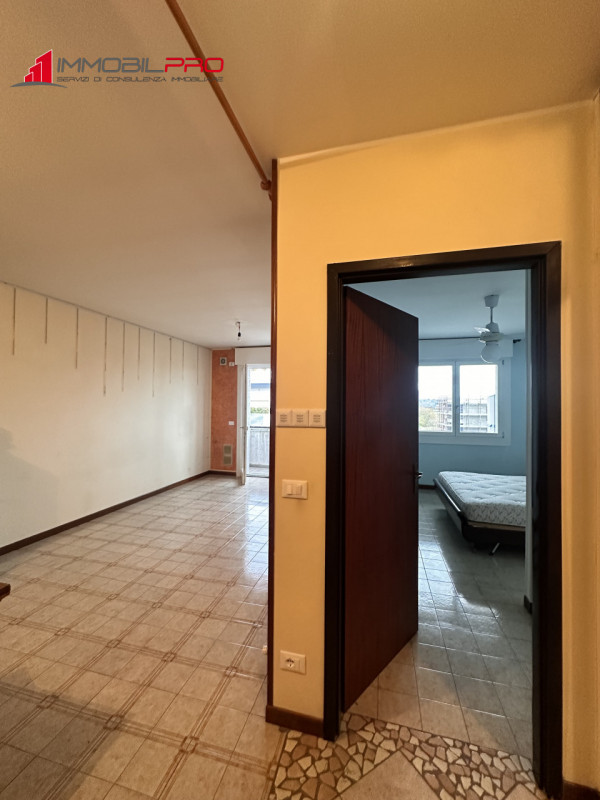 Grazioso mini appartamento di ben 48 mq calpestabili, situato al secondo piano e su scala di 10 u...