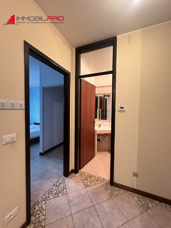 Grazioso mini appartamento di ben 48 mq calpestabili, situato al secondo piano e su scala di 10 u...