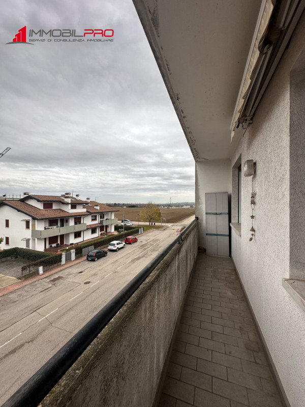 Grazioso mini appartamento di ben 48 mq calpestabili, situato al secondo piano e su scala di 10 u...