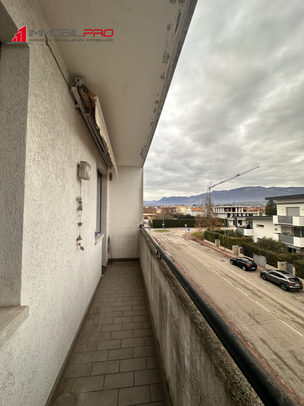 Grazioso mini appartamento di ben 48 mq calpestabili, situato al secondo piano e su scala di 10 u...