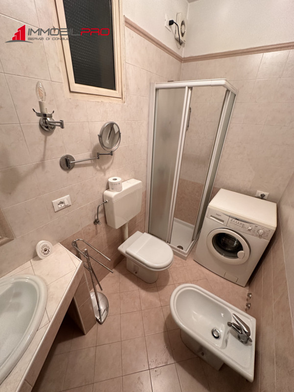 Grazioso mini appartamento di ben 48 mq calpestabili, situato al secondo piano e su scala di 10 u...