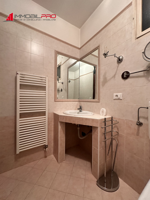 Grazioso mini appartamento di ben 48 mq calpestabili, situato al secondo piano e su scala di 10 u...