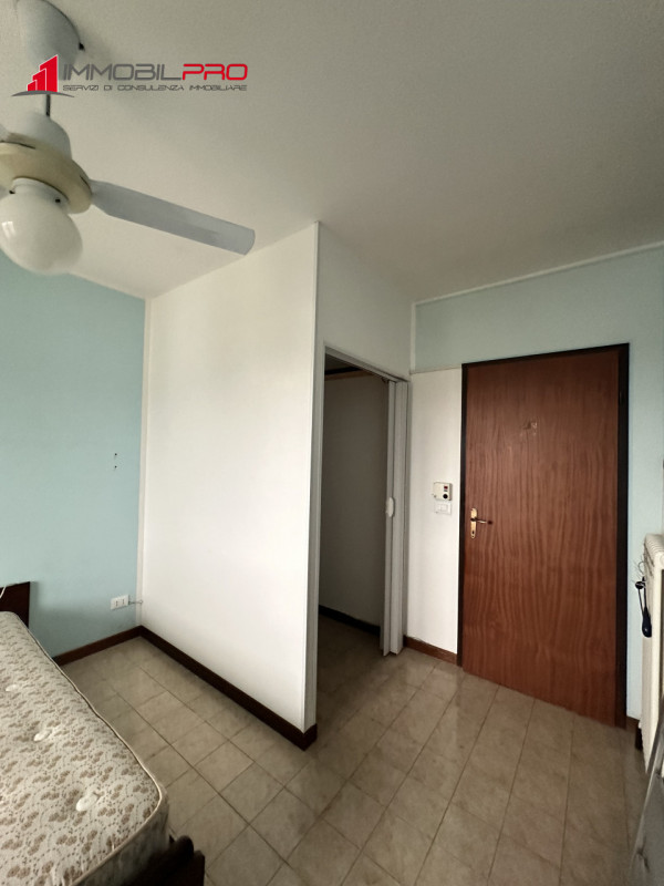 Grazioso mini appartamento di ben 48 mq calpestabili, situato al secondo piano e su scala di 10 u...