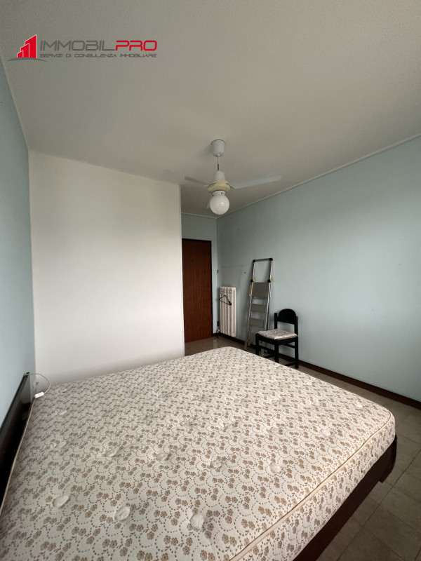 Grazioso mini appartamento di ben 48 mq calpestabili, situato al secondo piano e su scala di 10 u...