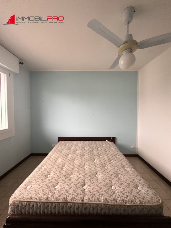 Grazioso mini appartamento di ben 48 mq calpestabili, situato al secondo piano e su scala di 10 u...